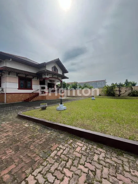 image RUMAH MEWAH LUAS 3 LANTAI JL. STM MEDAN (1)