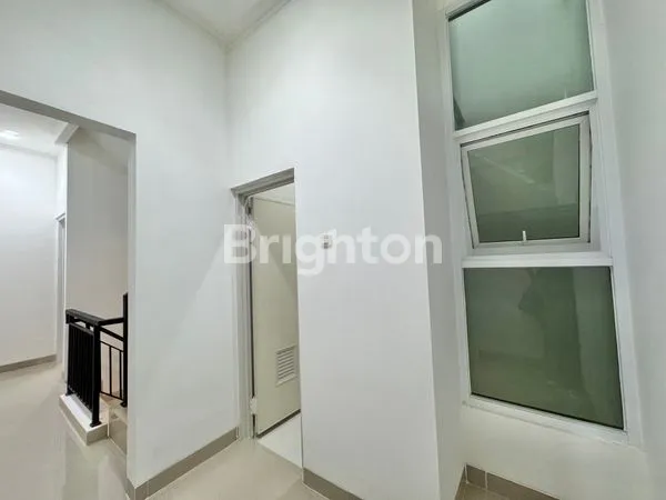 image RUMAH BARU 3 LANTAI ROW 1 MOBIL BEBAS BANJIR LOKASI STRATEGIS TANJUNG DUREN JAKARTA BARAT (7)