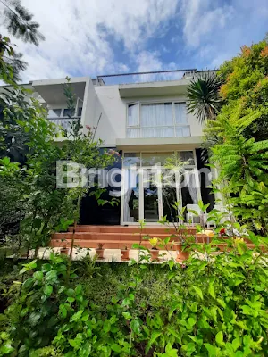 RUMAH MEWAH DI PERBUKITAN