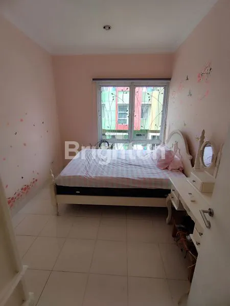 image RUMAH FULL FURNISH RAPI BERSIH SIAP  HUNI. LOKASI SANGAT STRATEGIS (4)