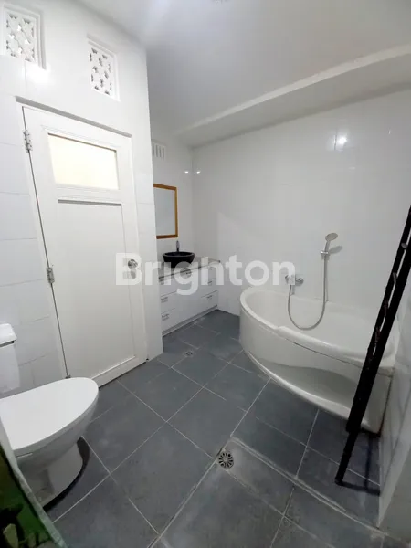 image DISEWAKAN RUMAH FULLY FURNISHED SIAP HUNI, LOKASI STRATEGIS, HADAP BARAT (4)