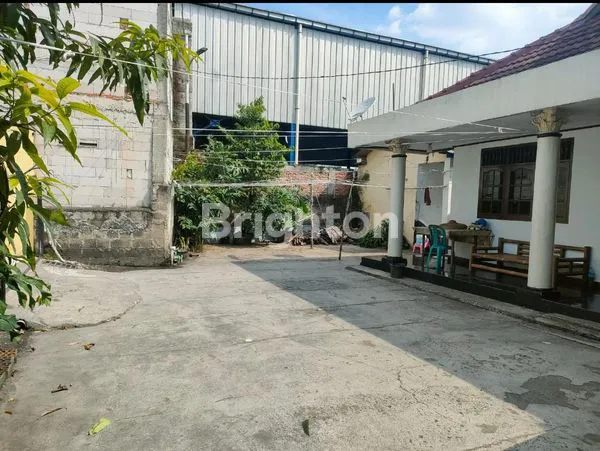 image GEDUNG BEKAS RESTORAN DI JALAN RAYA SETPONG (2)