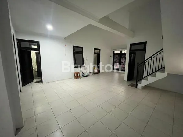 image DISEWAKAN RUMAH 2 LANTAI SIAP HUNI TERAWAT DI PUSAT KOTA SOLO (8)