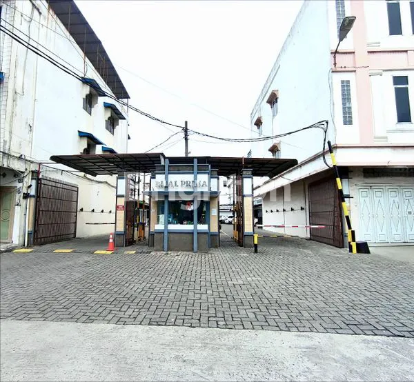 DI SEWAKAN. RUMAH KOMPLEK BILAL PRIMA. JL. BILAL, KRAKATAU. INTI KOTA. SECURITY 24 JAM. 6 MENIT KE BRASTAGI SUPERMARKET CEMARA