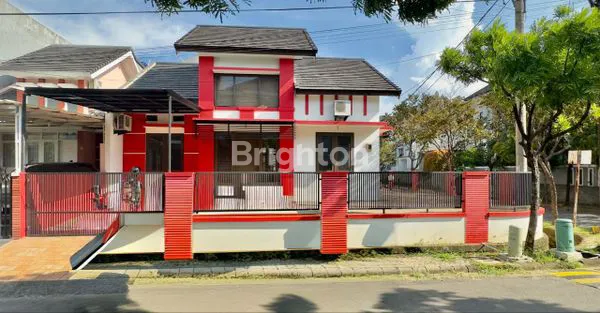 DISEWAKAN RUMAH HOOK DI KEMANG PRATAMA. SIAP HUNI, RUMAH TERAWAT, KONSEP OPEN SPACE