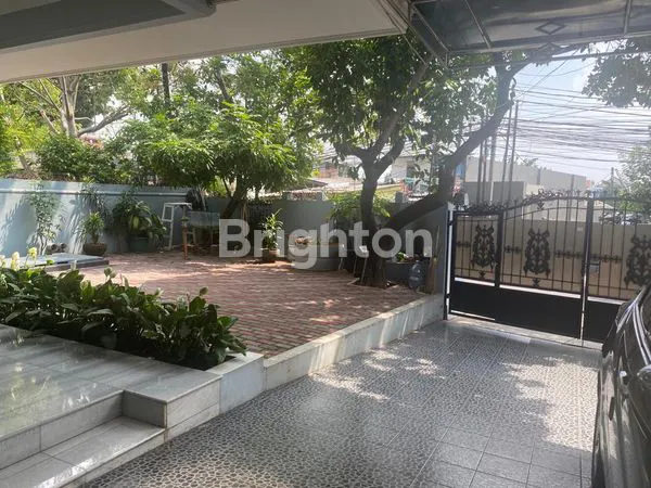 image RUMAH 2 LANTAI SEMI FURNISHED, 5 GARASI & POOL JATI PADANG JAKARTA SELATAN (2)