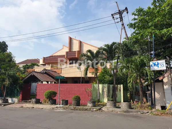 image RUMAH HOOK COCOK UNTUK USAHA RAYA DARMO PERMAI TIMUR SURABAYA BARAT 250 METER HR MUHAMMAD (1)