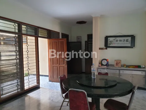 image RUMAH HOOK COCOK UNTUK USAHA RAYA DARMO PERMAI TIMUR SURABAYA BARAT 250 METER HR MUHAMMAD (4)