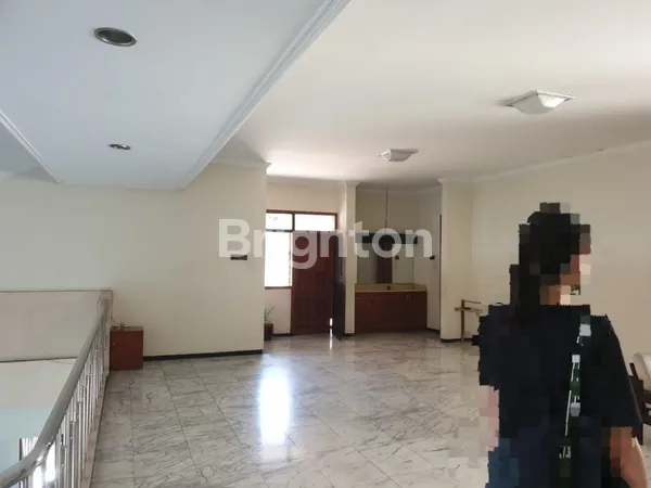 image RUMAH HOOK COCOK UNTUK USAHA RAYA DARMO PERMAI TIMUR SURABAYA BARAT 250 METER HR MUHAMMAD (8)