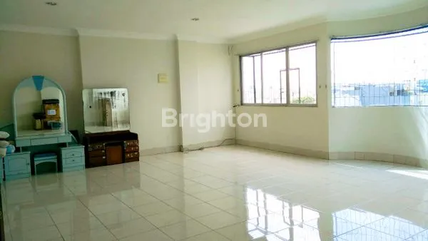 image RUMAH 4½ LANTAI 360M² 8KT DAN 7 CARPORT DI KEMAYORAN JAKARTA PUSAT (6)