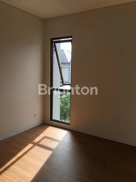 image RUMAH 2 LANTAI SIAP HUNI DI THE PRECIA BSD (3)