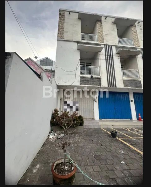 image RUKO 3 LANTAI STRATEGIS DEKAT KAMPUS UNDIKNAS DAN STIKI INDONESIA (2)