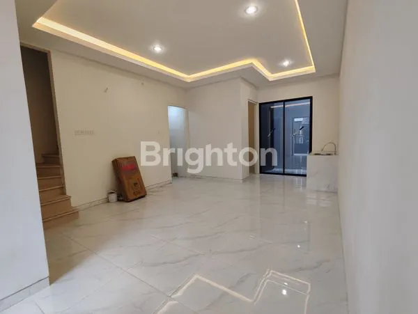 image RUMAH 2 LANTAI LOKASI STRATEGIS BARU GRESS DEKAT MANYAR WISMA MUKTI ARAYA MERR SEMOLOWARU HOKKY DHARMAHUSADA ITS UNAIR21 (2)