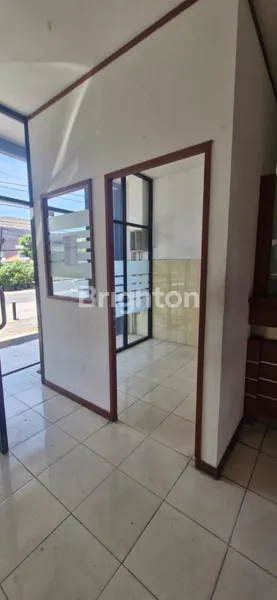 image RUKO 3 LANTAI & ROOFTOP LOKASI SUPER STRATEGIS SELANGKAH DARI JALAN RAYA JEMURSARI (3)