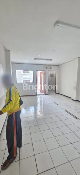 image RUKO 3 LANTAI & ROOFTOP LOKASI SUPER STRATEGIS SELANGKAH DARI JALAN RAYA JEMURSARI (5)