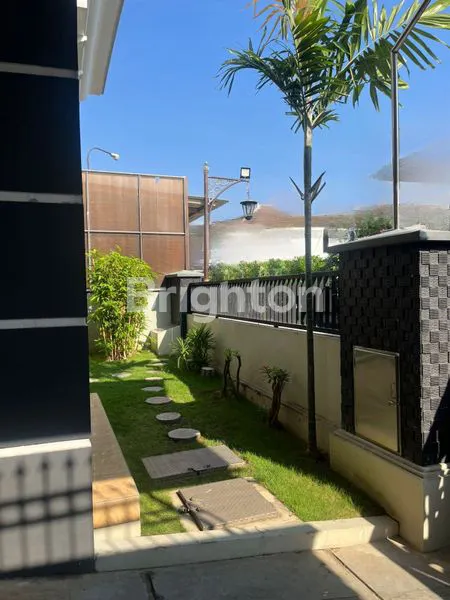 image RUMAH 2 LANTAI SIAP HUNI DARMO PERMAI BAVARIAN VILLAGE, SURABAYA BARAT. DEKAT RAYA DARMO PERMAI - MAYJEND JONOSEWOJO - HR. MUHAMMAD - SUKOMANUNGGAL - SATELIT - PAKUWON MALL - GRAHA FAMILI, DLL. (5)