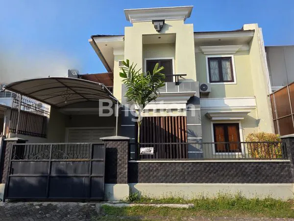 image RUMAH 2 LANTAI SIAP HUNI DARMO PERMAI BAVARIAN VILLAGE, SURABAYA BARAT. DEKAT RAYA DARMO PERMAI - MAYJEND JONOSEWOJO - HR. MUHAMMAD - SUKOMANUNGGAL - SATELIT - PAKUWON MALL - GRAHA FAMILI, DLL. (1)