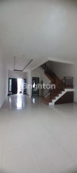 DI JUAL/ SEWA RUMAH 3 LANTAI DI TOMANG, JAKARTA BARAT