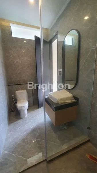 image RUMAH HOEK TAMAN MERUYA LUAS TANAH: 390M² JAKARTA BARAT DEKAT PINTU TOL MERUYA DAN JOGLO DEKAT MALL PURI INDAH (6)