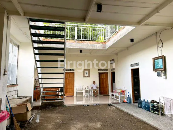 image RUMAH BESAR DI JL JAKSA AGUNG SUPRAPTO KEDIRI (1)