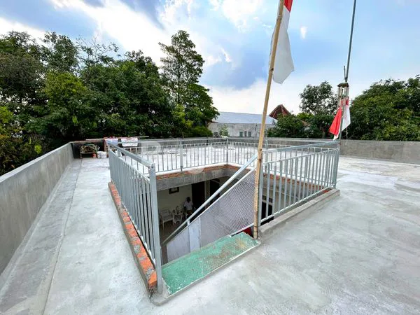 image RUMAH BESAR DI JL JAKSA AGUNG SUPRAPTO KEDIRI (2)