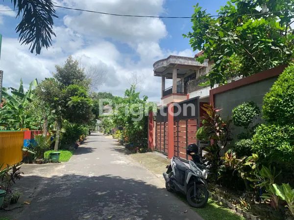 image MESIN UANG DI GEDOG! INVESTASI ANTI RUGI: RUMAH + KOST 4 KAMAR, POTENSI TAMBAH 7 KAMAR LAGI. SIAP RAUP PASSIVE INCOME BESAR (2)