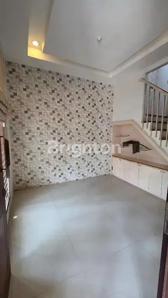 image RUMAH WISMA LIDAH KULON 2 LANTAI LOKASI STRATEGIS  (4)