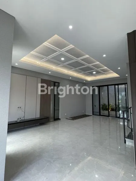 image RUMAH ARAYA SURABAYA MINIMALIS TROPICAL BARU ROW JALAN 4 MOBIL (2)