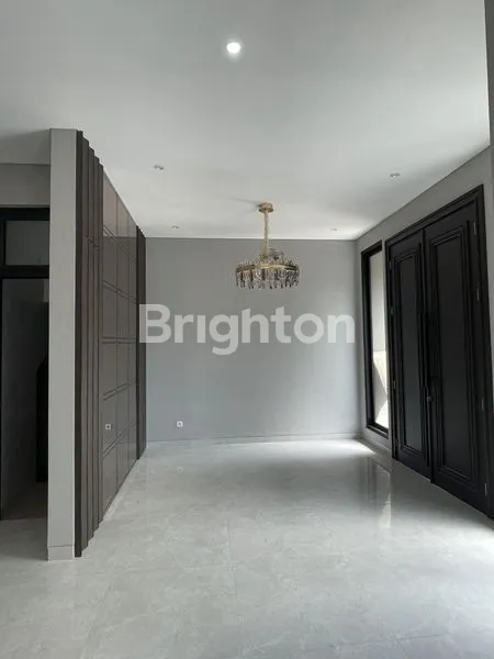 image RUMAH ARAYA SURABAYA MINIMALIS TROPICAL BARU ROW JALAN 4 MOBIL (3)