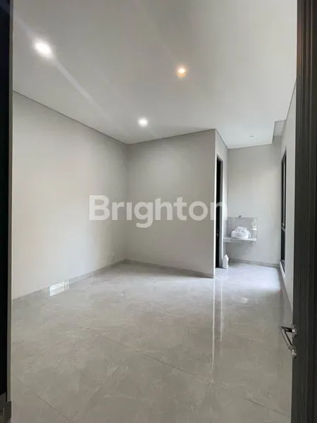 image RUMAH ARAYA SURABAYA MINIMALIS TROPICAL BARU ROW JALAN 4 MOBIL (6)