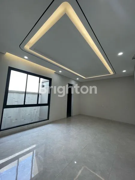 image RUMAH ARAYA SURABAYA MINIMALIS TROPICAL BARU ROW JALAN 4 MOBIL (7)