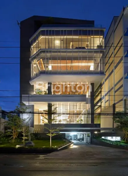 image GEDUNG KANTOR 6 LANTAI STRATEGIS JALAN EMBONG KENONGO SURABAYA PUSAT (1)