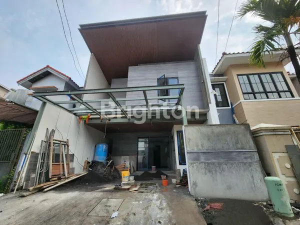 image DIJUAL RUMAH 2,5 LANTAI DHARMAHUSADA MAS (1)