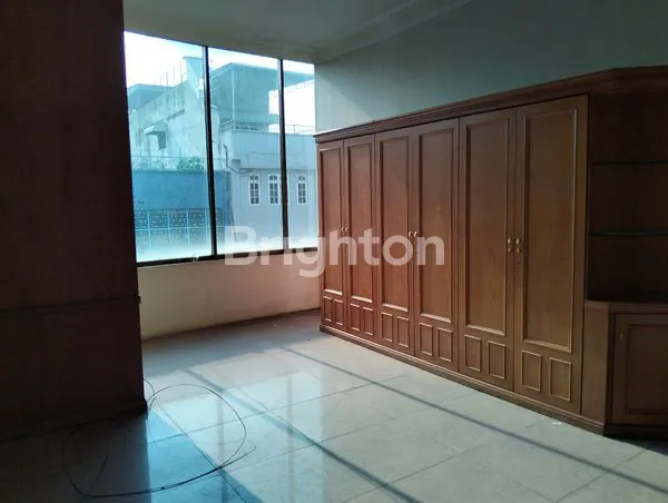 image RUKO 4 LANTAI SIAP HUNI DI JL SUTOMO (3)