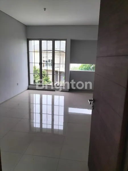 image RUMAH MEWAH 2 LANTAI DI ROYAL RESIDENCE, LT 135M² (3)