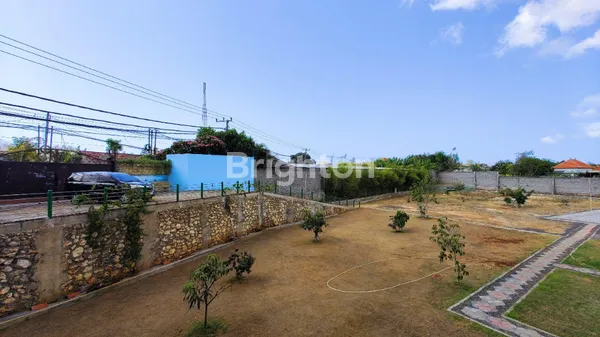 image LAHAN BAGUS SELUAS 36,6 ARE DENGAN BONUS VILLA BESAR DAN MEGAH. BERLOKASI DI PINGGIR JALAN UTAMA DHARMAWANGSA NUSA DUA. (4)