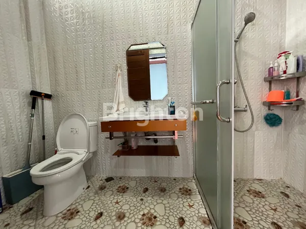 image LAHAN BAGUS SELUAS 36,6 ARE DENGAN BONUS VILLA BESAR DAN MEGAH. BERLOKASI DI PINGGIR JALAN UTAMA DHARMAWANGSA NUSA DUA. (6)