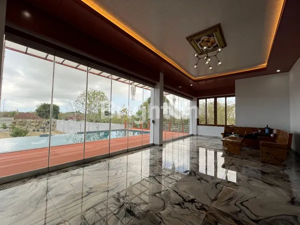 image LAHAN BAGUS SELUAS 36,6 ARE DENGAN BONUS VILLA BESAR DAN MEGAH. BERLOKASI DI PINGGIR JALAN UTAMA DHARMAWANGSA NUSA DUA. (7)