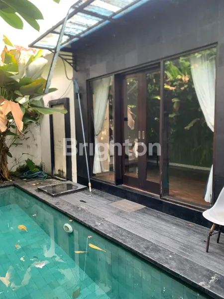 image DISEWAKAN TAHUNAN : VILLA FULL-FURNISHED HADAP SELATAN DI RAYA GADON KEROBOKAN! (1)