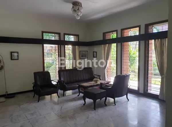 image JUAL / SEWA RUMAH DI DARMO PERMAI TIMUR  TEMPAT STRATEGIS DEKAT PUSAT KULINER, PERKANTORAN DAN PERUMAHAN , COCOK UNTUK TEMPAT USAHA / KANTOR / RESTO / KAFE  (2)