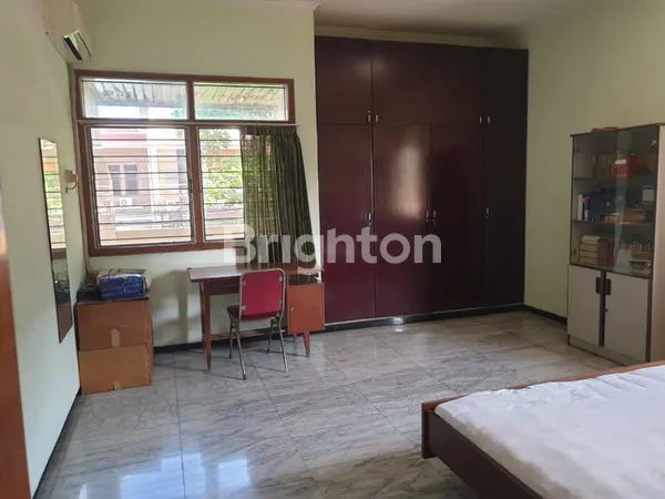 image JUAL / SEWA RUMAH DI DARMO PERMAI TIMUR  TEMPAT STRATEGIS DEKAT PUSAT KULINER, PERKANTORAN DAN PERUMAHAN , COCOK UNTUK TEMPAT USAHA / KANTOR / RESTO / KAFE  (3)