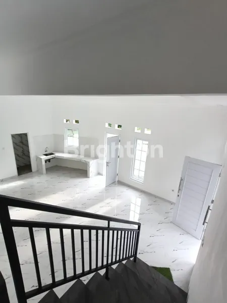 image RUMAH 100% BARU POSISI HOOK MENGHADAP TAMAN DALAM KOMPLEK DI JALAN RAYA JATIWARINGIN (3)