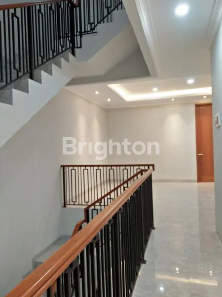 image HOT LISTING \UD83D\UDD25 RUMAH BARU 3 LANTAI DI PULOMAS NO. 4 (3)