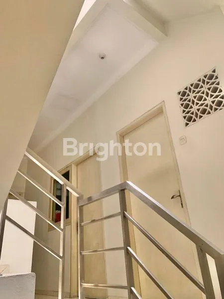 image RUMAH 3 LANTAI ROW 1 MOBIL TERAWAT RAPI SIAP HUNI DI TANJUNG DUREN (3)