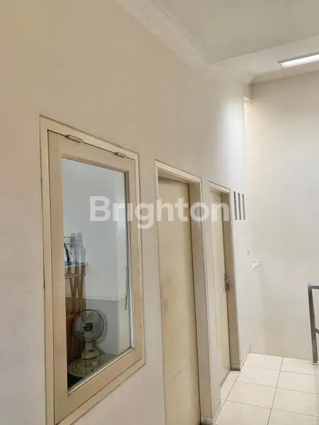 image RUMAH 3 LANTAI ROW 1 MOBIL TERAWAT RAPI SIAP HUNI DI TANJUNG DUREN (8)