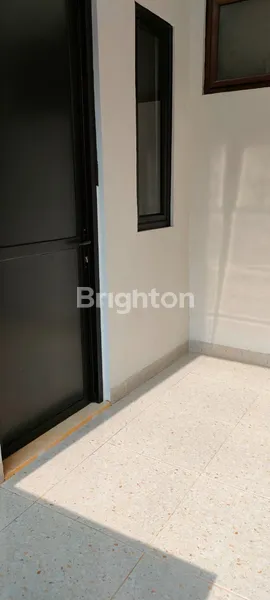 image RUMAH  DUA LANTAI MODERN & NYAMAN DI DISCOVERY FIORE BINTARO STRATEGIS, BARU RENOVASI DAN SIAP HUNI (8)