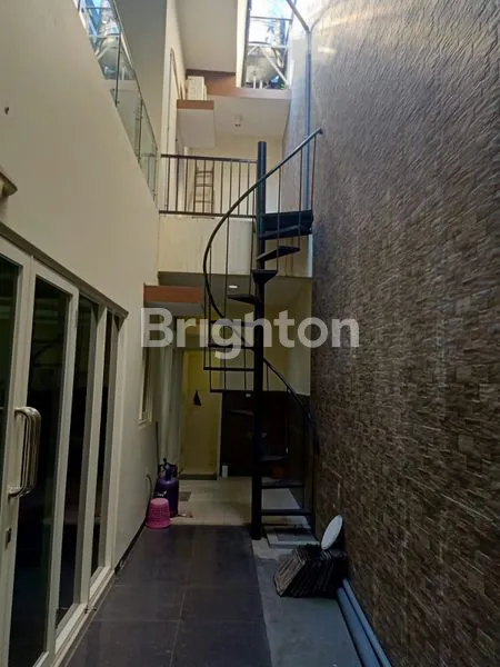 image RUMAH BARU HOOK 2 LANTAI DARMO PERMAI SELATAN FULL FURNISHED DEKAT PAKUWON MALL MAYJEND SUNGKONO SATELIT  (3)