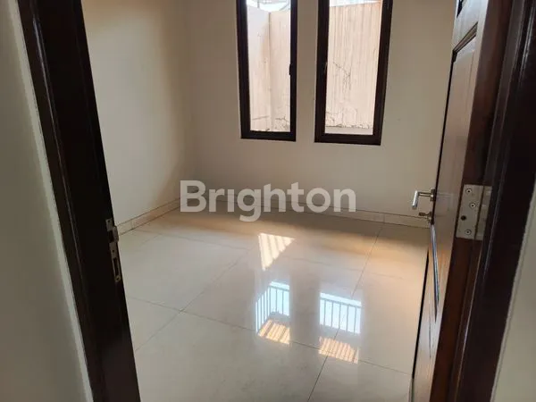 image RUMAH MEWAH DI SUDIRMAN TOWNHOUSE (8)