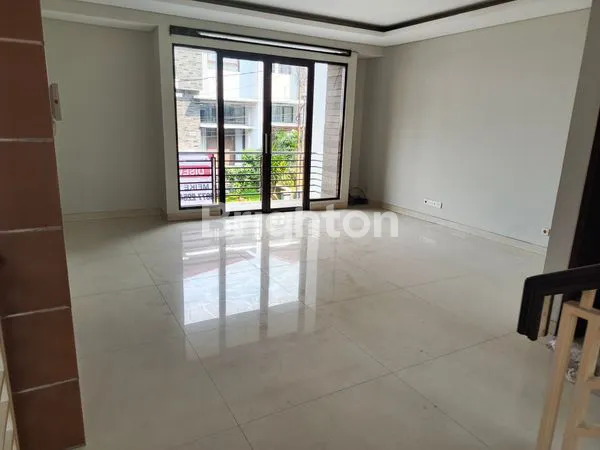 image RUMAH MEWAH DI SUDIRMAN TOWNHOUSE (5)