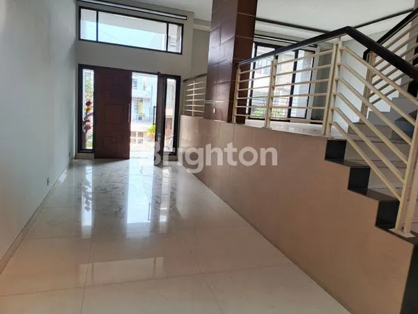 image RUMAH MEWAH DI SUDIRMAN TOWNHOUSE (3)